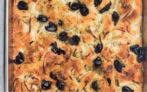 Focaccia de aceitunas, ajo y romero