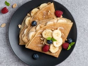 Panqueque de banana con manteca de maní y fruta