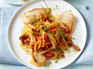 Filetes de lenguado con hortalizas y panceta