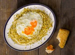 Spaghettoni a la salernitana con huevo frito