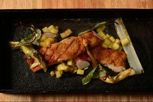 Matambre de cerdo con batatas caramelizadas y gremolatta