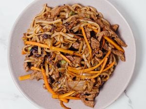 Salteado de carne con fideos de arroz