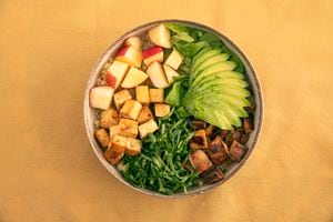 Buddha bowl de batata morada, manzana y tofu