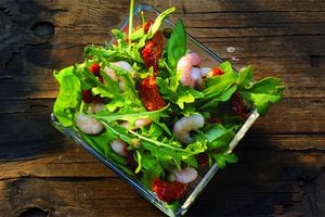 Ensalada de camarones, hojas verdes y tomates secos
