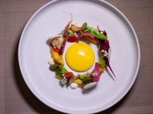 Vegetales con crema de calabaza y encurtidos