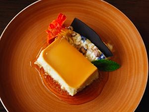 Flan de coco, crema y garrapiñada de avellanas