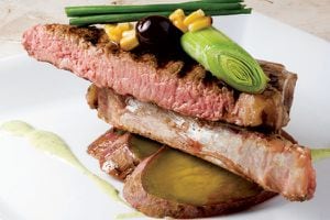 Bife de costillas, batatas y papillote de vegetales