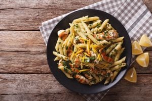 Penne rigate con pollo y limón