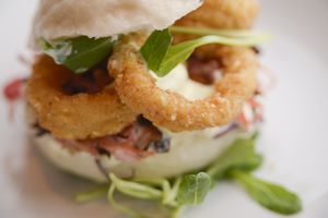 Sándwich de calamar en pan al vapor