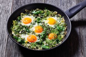 Shakshuka verde con palta y lima para cuatro personas