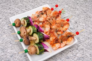Brochettes de langostinos y de verduras