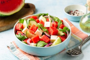 Ensalada fresca de sandía, queso y pepino