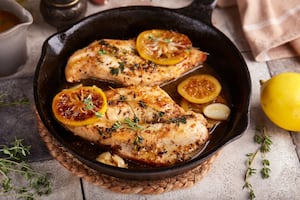 El truco definitivo de los expertos para cocinar una pechuga de pollo tierna y jugosa  en tiempo récord