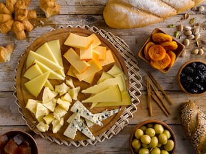 Ni en envases plásticos ni en la quesera: una experta explica cómo y dónde guardar los quesos que sobraron de la picada