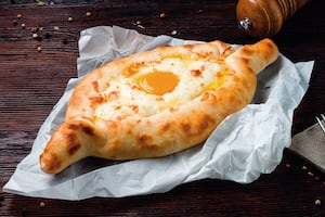 Pan relleno de queso y huevo o Khachapuri