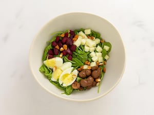 Ensalada de remolacha, rúcula y aceitunas