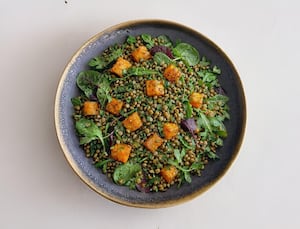 Ensalada tibia de lentejas, calabaza y verdes