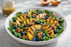 Ensalada de verano con duraznos grillados