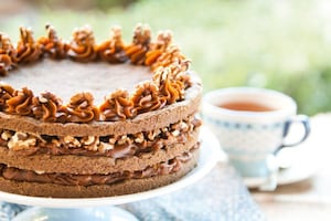 Torta negra de dulce de leche y nueces