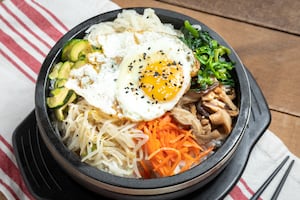 Bibimbap coreano con arroz, carne y verduras