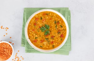 Sopa de verduras con lentejas turcas
