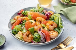 Ensalada de pepino, pomelo y langostinos