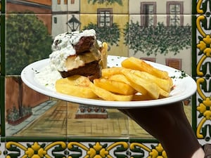 Cómo preparar un “alfajor blanco” salado: el plato de carne y queso que es furor por su historia y su técnica a las brasas