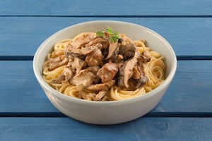 Spaghetti con pollo y hongos