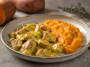 Pollo a la cúrcuma con puré de boniato y calabaza