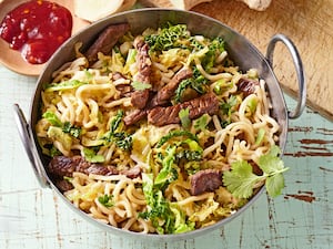 Fideos salteados con kale y tiritas de cuadril