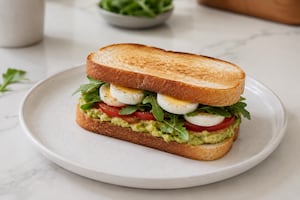 Sándwich mediterráneo de palta, huevo y tomate
