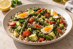 Ensalada de quinoa, espárragos, huevo y palta