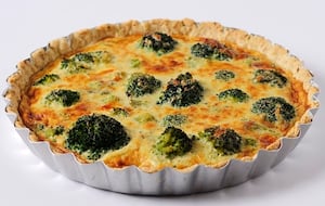 Tarta de brócoli y tres quesos