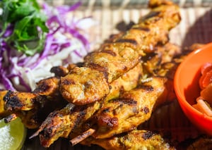 Satay de pollo tailandés