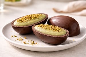 Huevo de Pascua relleno con pasta de pistacho