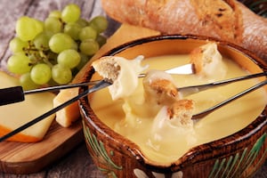 Fondue de queso: un chef explica qué quesos elegir y comparte los trucos para que quede cremosa e intensa