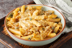 Penne rigate con cebollas caramelizadas