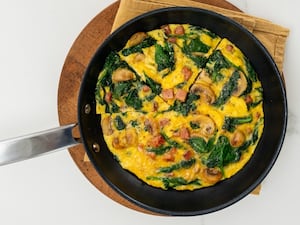 Frittata keto de jamón, hongos y espinaca