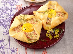 Empanadas abiertas de jamón, queso y huevo