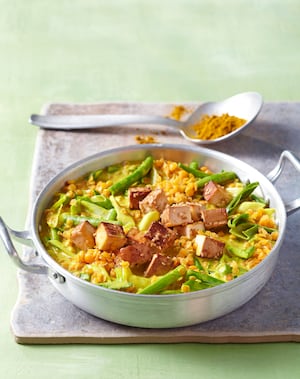 Curry de lentejas con chauchas y tofu