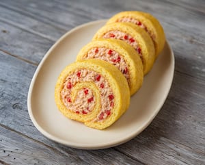 Pionono de atún, aceitunas y morrones asados