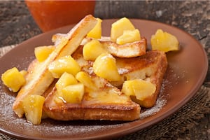 Tostadas caramelizadas con manzana al horno