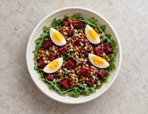 Ensalada tibia de lentejas, remolacha, rúcula y huevo