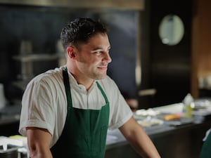 Cuál es la cocción que nunca falla para realzar el sabor del pescado, según el chef Maxi Rossi
