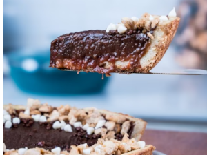 Tarta de chocolate y frutos rojos en sartén