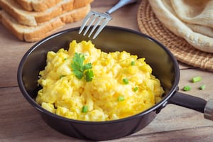 Huevos revueltos esponjosos con leche