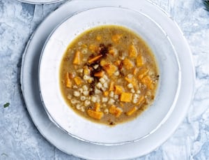 Sopa de lentejas con batata y pasta