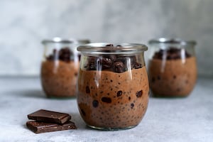 Postrecito de chocolate, lino y pasas de uva