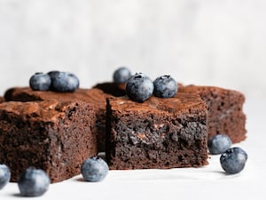 Cuadrados de arándanos, chocolate y remolachas