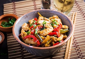 Pollo al wok con verduras